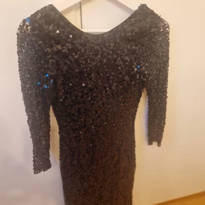 Paljettklänning  - Paljettklänning säljes i använt skick, storlek s (36)