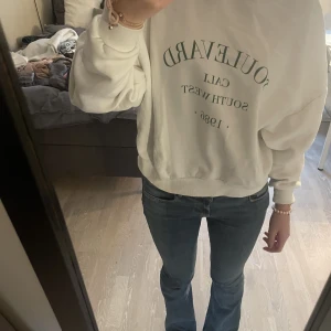 Snygg Sweatshirt  - Säljer min assnygga collegetröja/ sweatshirt ifrån Gina tricot pga att jag har växt ur den 🩷🩷
