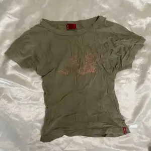 t-shirt/babytee från Levi's, y2k vibes oxå köpt under eran. Tröjan har snygga detaljer, kan ta fler bilder om önskas