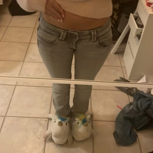 Pepe jeans  - As snygga gråa trendiga jeans ifrån Pepe, dom är lågmidjade och streight i benen i modell Venus 