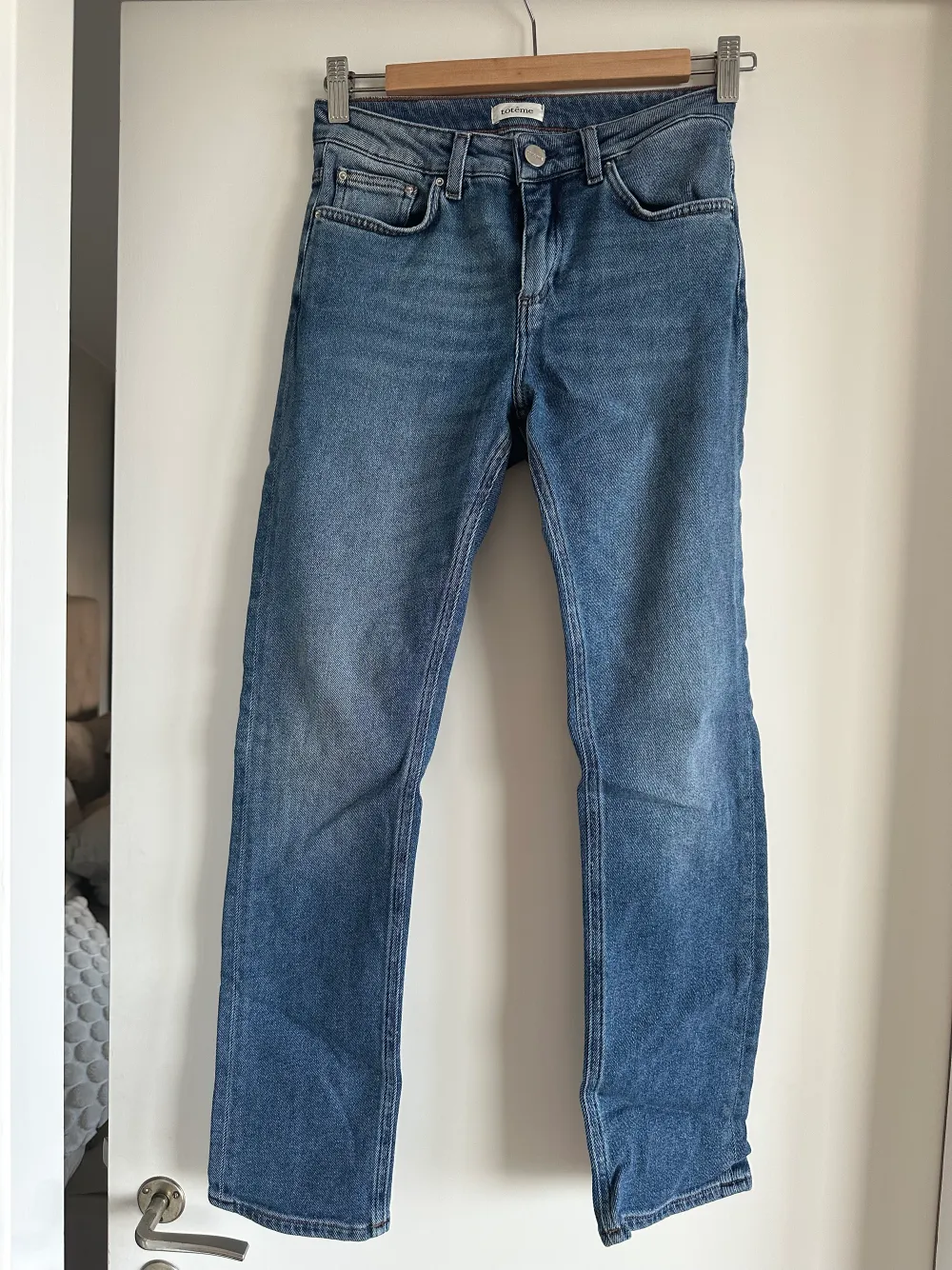 Endast testade sen har de legat i garderoben pga fel storlek.  Nypris:2100:- Storlek 25/32 Modell: straight. Jeans & Byxor.