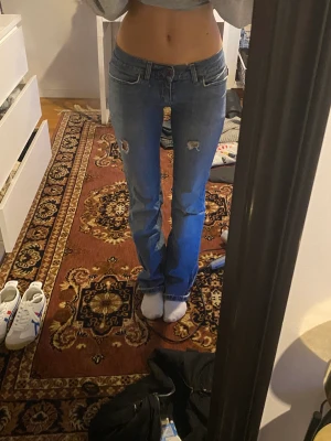 Lågmidjade jeans  - Så snygga lågmidjade jeans från Playboy. Midjemåttet är 35 (de är stretchiga) och innerbenslängden ca 80❤️