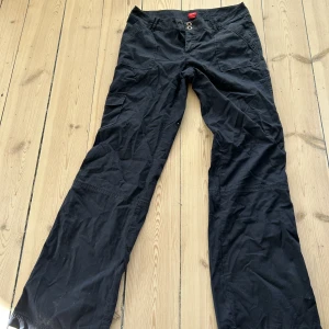 Cargobyxor - Lågmidjade Cargobyxor ifrån esprit med små detaljer på rumpan, storlek 38. Jättefina och nästan aldrig använda ! 🙌✨