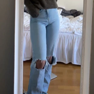 Stradivarius jeans - Stradivarius jeans använda fåtal gånger och i bra skick, storlek 32 (Finns fler bilder) 