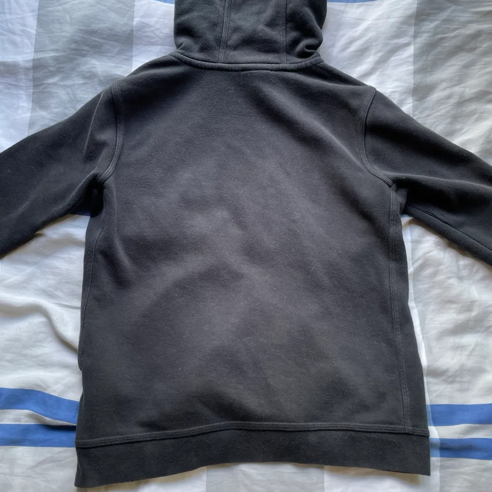 Säljer nu min svarta Nike hoodie för den har blivit för liten! Storlek Xl för barn, motsvara S eller liten M! Kolla gärna resten av min profil! Håller på och garderobränsa. Skickar gärna flera produkter i samma paket!. Hoodies.