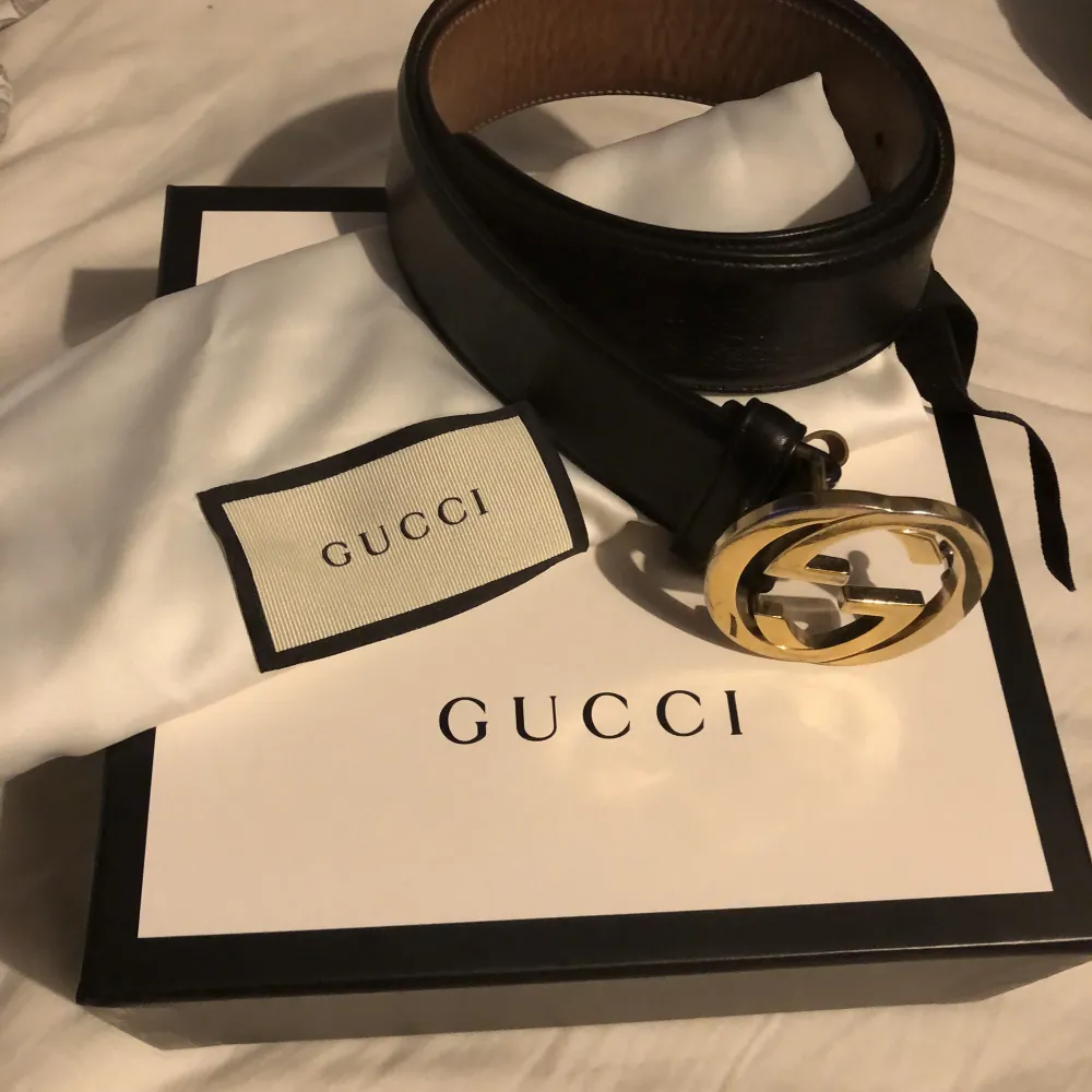 Gucci skärp storlek 75 använt i mycket bra skicka 8/10, alla tillbehör medföljer original box, dustbag samt kvitto!. Accessoarer.