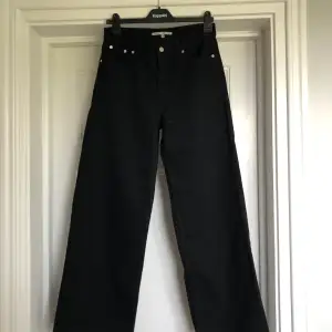 Svarta snygga utsvängda jeans!❤️