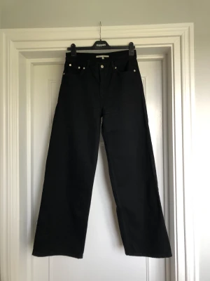 Jeans - Svarta snygga utsvängda jeans!❤️