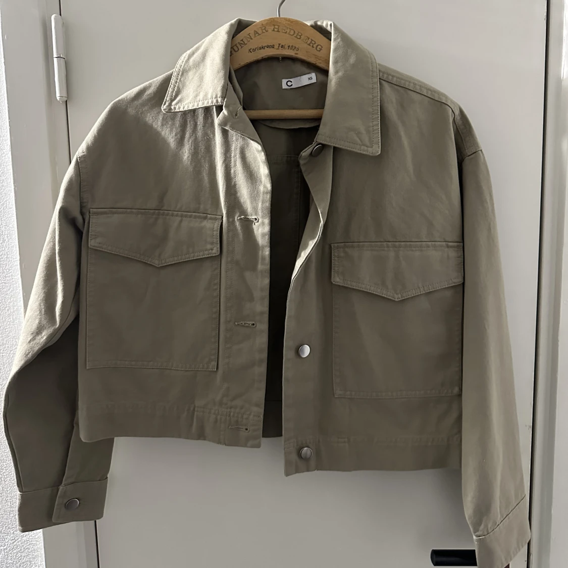 Kort jeansjacka i militärgrön färg 