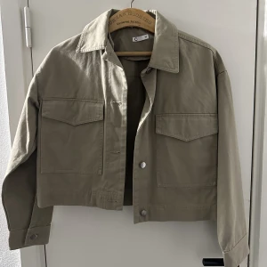 Kort jeansjacka i militärgrön färg  - Kort jeansjacka i militärgrön färg. Använd 1 gång. Storlek XS. Pris: 150 kr. Köparen står för frakten. 