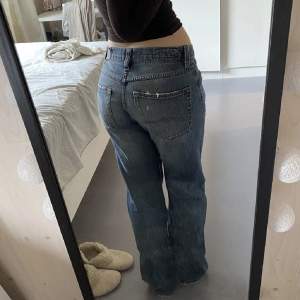 Ett par ascoola jeans jag köpt second hand!  midjemått 78cm och passar mig som brukar ha S-M i jeans 💕 Jag är 169 cm!