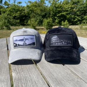 Castello Keps - Velvetkeps!  Dessa kepsar passar alla och kommer såklart helt nya vid beställning. Trycken är Eiffeltornet i Paris och Colosseumet i Rom.   Hör av er vid fler frågor🙌