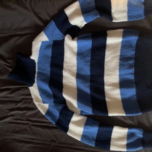 Stickad tröja  - Står ingen storlek eller vart den kommer ifårn men jag skulle gissa på stroke s då den är lite för liten för mig och jag har i vanligaste fallet storlek M 