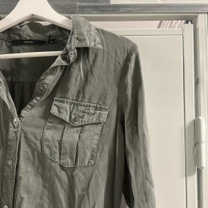 Klänning  - Skjortklänning i grönt, från vero Moda. Strl s. 
