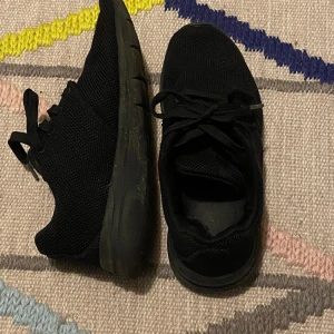 Svarta sneakers - Basic svarta sneakers Ordinarie pris: Runt 250 Storlek: 36