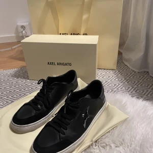 Axel Arigatos Clean 90 Bird  - Tjena säljer nu mina Arigatos Clean 90 Triple B Bird då jag ej använder dem längre. Inköpta i februari inne på Axel Arigato butiken på biblioteksgatan 7.  Nypris 2400kr.  Mitt pris 850kr  Cond 8/10.  Har box, skopåse och kvitto osv  Priset är ej fast