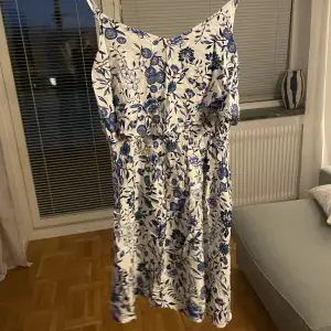 Blommig blå/vit klänning från HM i storlek 36. Använd. 