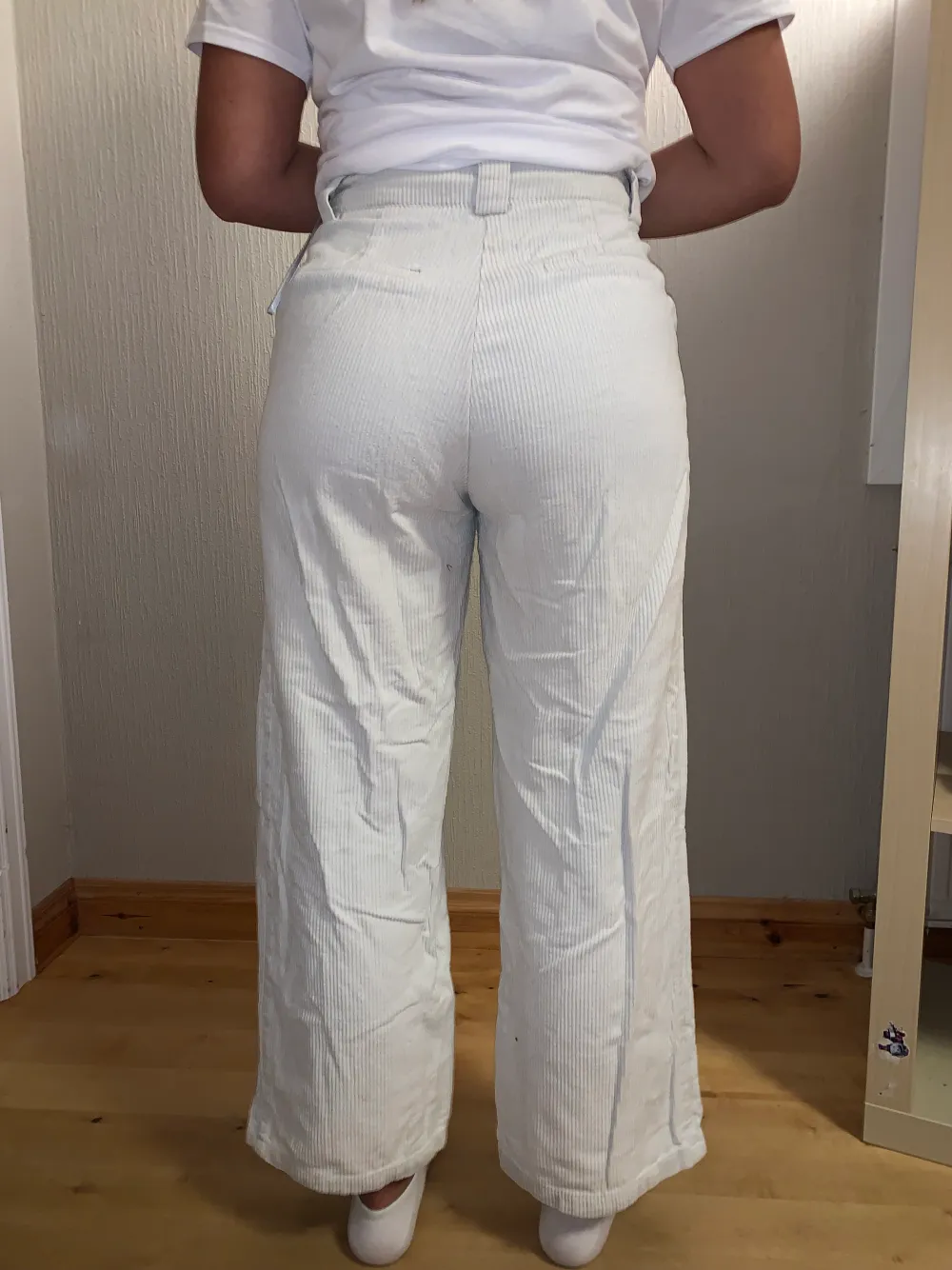 Vita/creme manchesterbyxor från NAKD. Storlek 36 men passar xs-m, köparen står för frakt!✨. Jeans & Byxor.