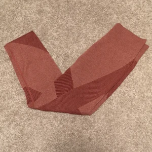 Träningstights - Ett par supersnygga träningstights i en lila-rosa färg. I storlek XS. 