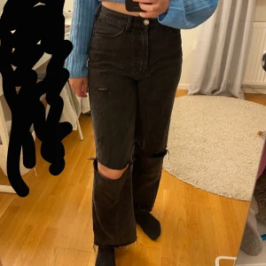 Svarta byxor  - Säljer dessa svarta byxor från boohoo då jag aldrig använder dem:/ Hålen är klippta själv, därav billigt pris hehe. Storlek står att de är 34, men skulle säga att de passar 36/38 också, då jag brukar ha de. Jag är 168 cm lång. Önskas fler bilder, skriv:)