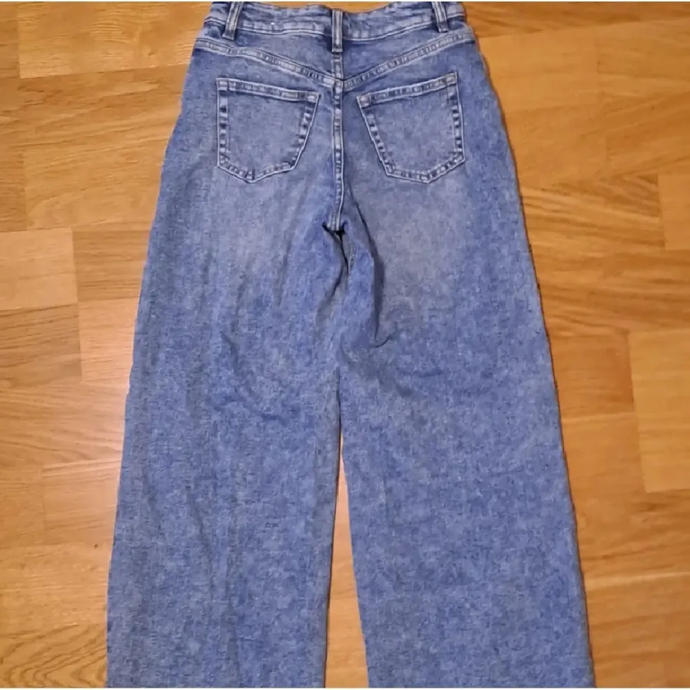 Högmidjade jeans från Mango. Modell Casilda i storlek 34. Använda en del men inget som syns. Använd gärna köp nu, kontakta vid frågor eller fler bilder!!<3. Jeans & Byxor.