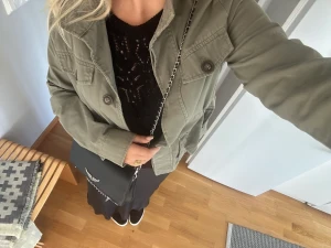 Grön jacka - Säljer min skitsnygga skjort/jacka. Bra skick, inte använd så många gånger.