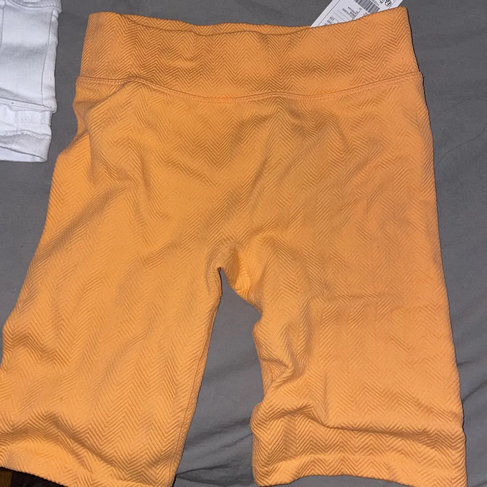 Orangea biker shorts, oanvända då prislappen e kvar. Storlek S💜. Shorts.