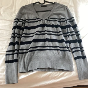 Blus från Stockhlm! - Fin blus från Stockhlm! Storlek m, men passar s perfekt, jag har använt den en gång så den är i bra skick🩷 Orginalpris ligger på runt 600 kr så jag säljer den väldigt billigt ❤️Modellen heter Abbey stripe v-neck!