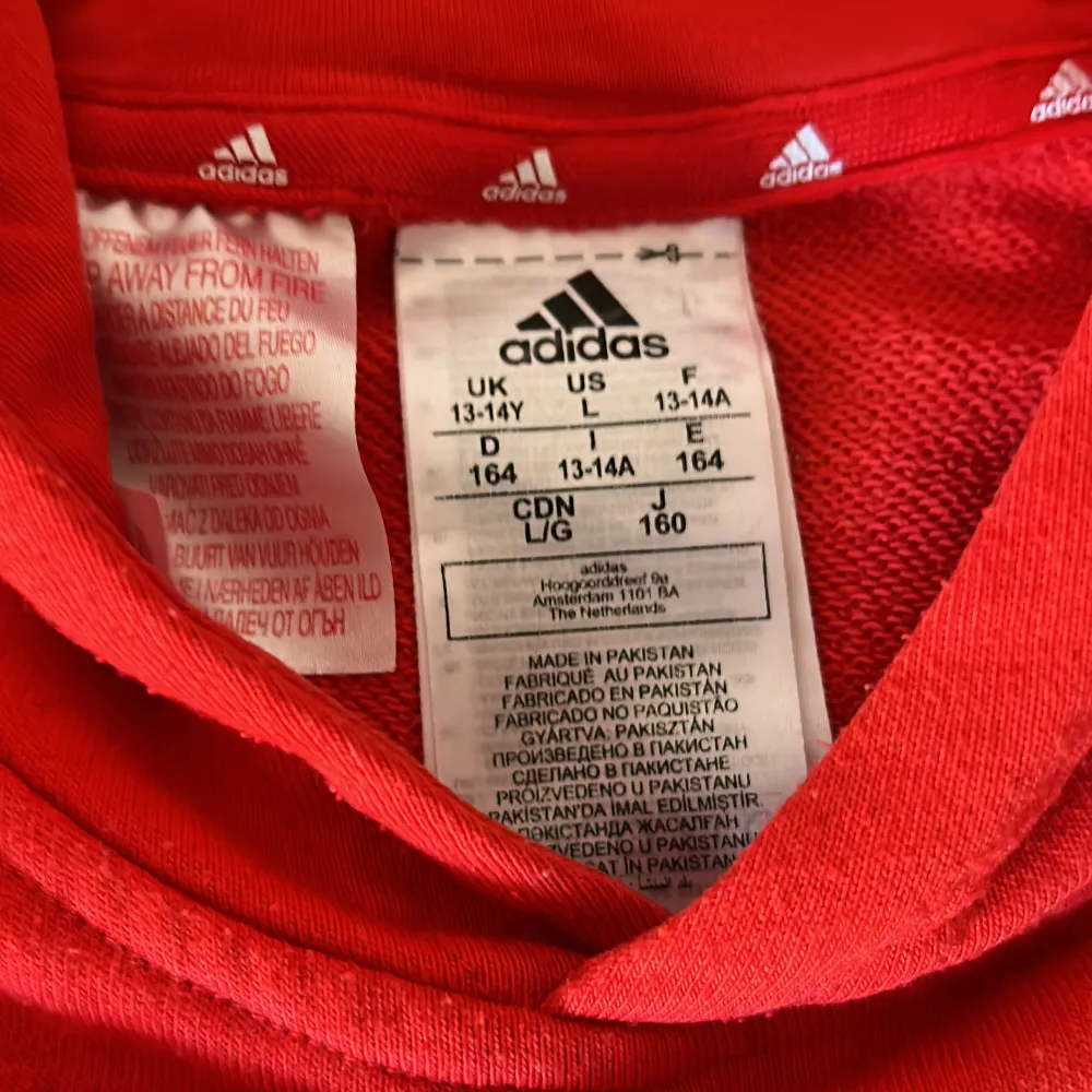 Röd adidas hoodie väl använd. Men inga defekter och i bra skick med lite noppror. Orgien pris runt 350 kr tror jag . Hoodies.