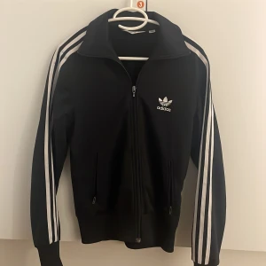 Adidas tröja - Säljer denna adidas tröja pga att den inte kommer till användning 