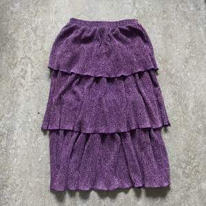 Jättesnygg kjol i storlek xs-s från Nakd, helt ny och oanvänd. Priset kan diskuteras 🩵