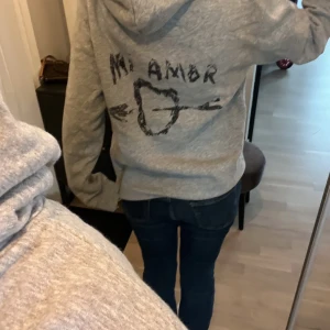 Mi amour hoodie - Assnygg och mysig mi amour hoodie. Bara testad. Nypris 1400