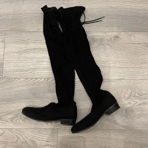 Knähöga stövlar - Jättefina knähöga stövlar i svart🥰 Sulan på ena har lossnat lite (se sista bild)
