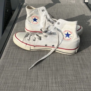 Vita converse - Vita converse som behöver nytt hem! Säljer då de inte kommer till användning