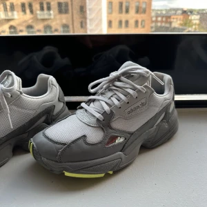 Adidas Falcon - Adidas Falcon Gråa med gröna detaljer, jättefint skick 