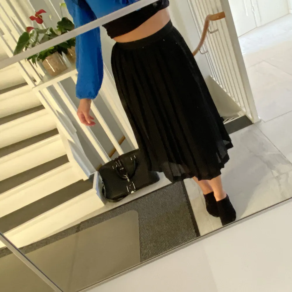 Säljer min svarta maxi kjol! Tycker den är assnygg, bara den att jag aldrig använt den för jag inte vet hur den ska stylas.. Söker alltså ny ägare till den, hör av dig för mer info och vid intresse🖤🐝🐈‍⬛. Kjolar.