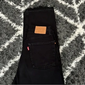 Jeans  - Säljer dessa jättefina svarta jeans från Levi’s. Knappt använda och i jättebra skick! Dom är i modellen ribcage straight. Kom privat för fler bilder eller andra funderingar❤️