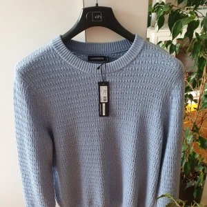 JLindeberg kofta ny  - Köpte den för 1300kr men den är för stor så har inte använt den. Det är en riktig kvalitetskofta och jag sörjer att den är för stor. *storlek m pm för mått*