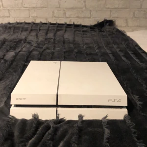 Ps4  - Hej säljer min underbara vita ps4 i ett super skick och den fungerar exakt som den ska, den har även en vit fin färg👍🏼