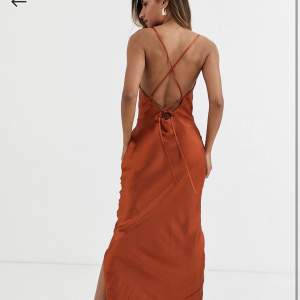 Helt ny klänning från ASOS med prislappar kvar. Storlek 34 men passar 36 även då man kan justera och dra åt klänningen där bak.  Köpt för 789 kr och säljer för halva priset 395 kr. 