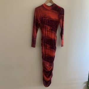 Klänning - Använd en gång. OBS en knapp saknas vid halsen, se bild.