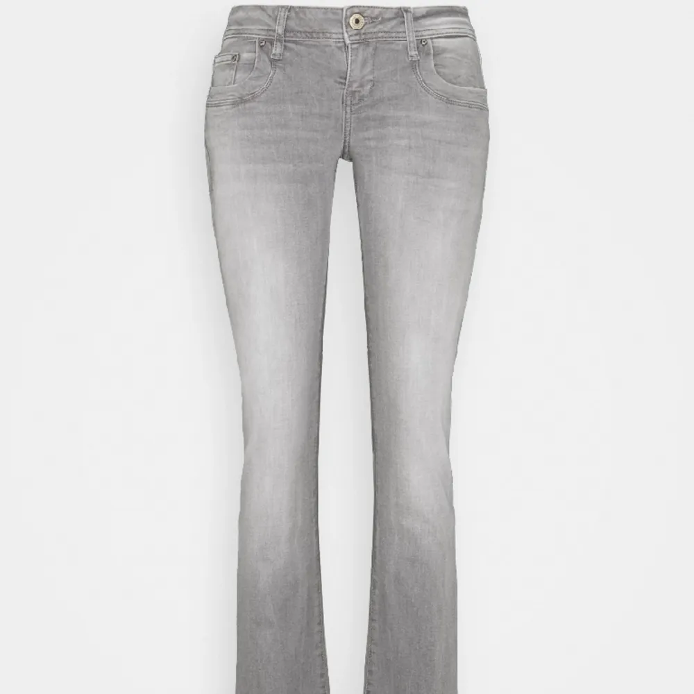 Intressekoll på mina gråa ltb jeans ♾️ storleken : 28/30 men passar mig helt perfekt som har xs/s i vanliga fall ♾️ ge gärna prisförslag❣️jag är 163 o de är förlånga för mig💗. Jeans & Byxor.