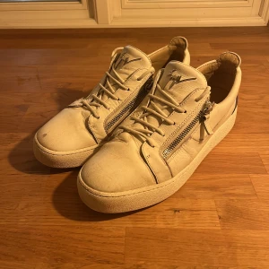 Giuseppe Zanotti - Köpta sommaren 2022 Skick, använda.  Nypris 4900  Priset kan diskuteras 