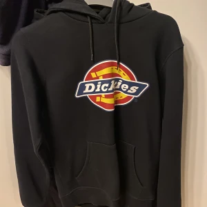 Dickies hoodie  - Använd fåtal gånger så den är som ny
