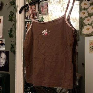 Brunt linne - Jättegulligt brunt lime med rosa detaljer, storlek 146-152 men jag skulle säga att det passar en XS-S🤗