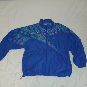 Vintage reebok windbreaker - Fet vintage reebok windbreaker. Jackan är i skitbra skick och har feta mönster som ger en retro vibb  Hör av dig om du har nån fråga!