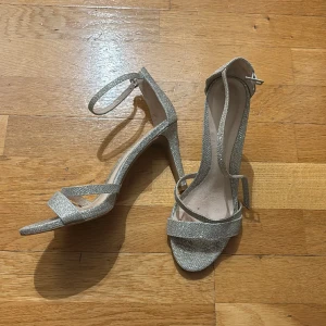 Klackar - Säljer dessa snygga klackar då de inte kommer till användning. Använda under ett tillfälle så är i bra skick!  