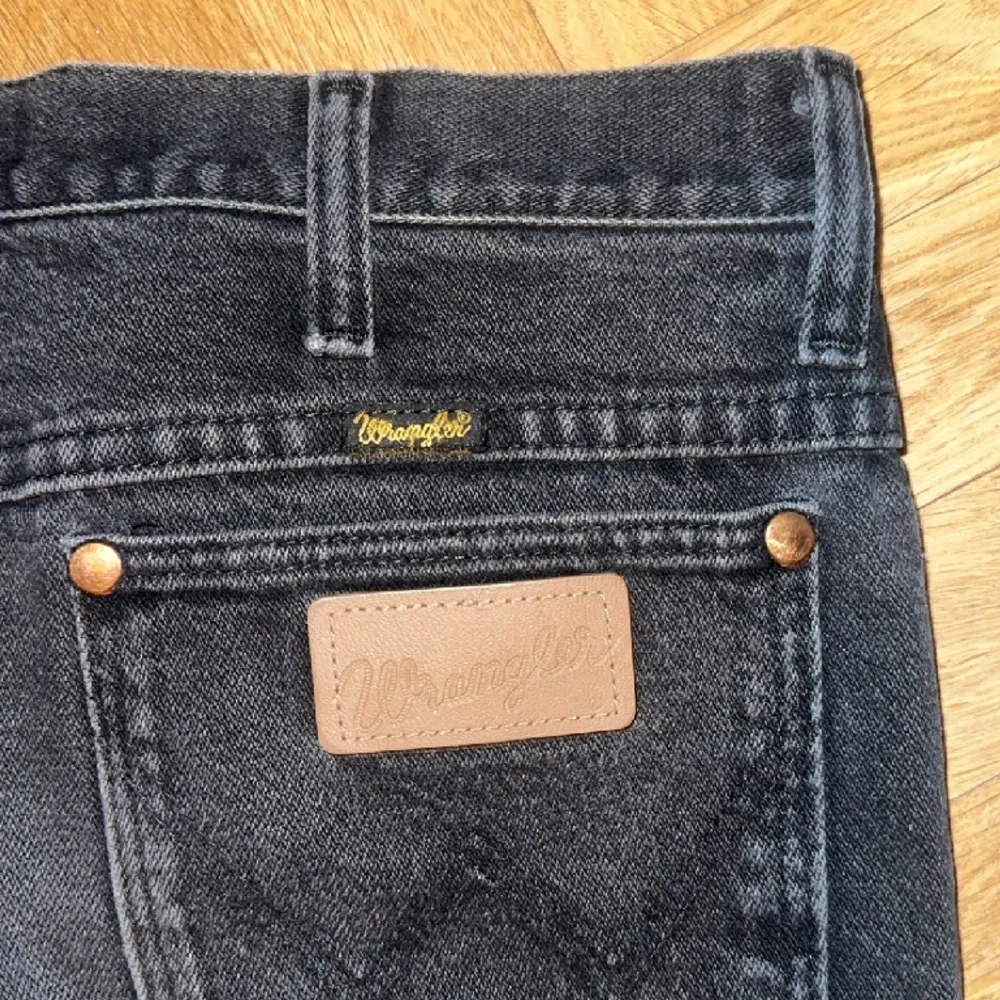 Säljer nu dessa helt snygga wrangler jeans, straight leg jeans som sitter underbart både på längden och i midjan.. Jeans & Byxor.