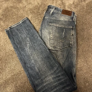 Replay anbass  - Säljer nu mina sjukt snygga replay anbass i en sliten modell. Jeansen är använda endast ett fåtal gånger och är i ett sjukt bra skick. 9.5/10 i skick.  Priset kan diskuteras vid snabb affär. Vid minsta lilla fråga är det bara att höra av sig.