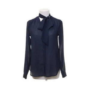 Blå knytblus - Blå knytblus ifrån Carin Wester, jätte fint skick och knappt använd